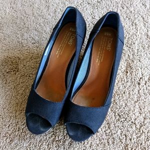 EUC Toms black wedges size  8.5